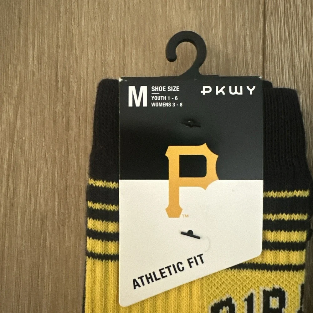 Pittsburgh Pirates Buccos MLB Crew Socks 2 Pr Athletic Fit Med Y1-6,W3-8 NEW